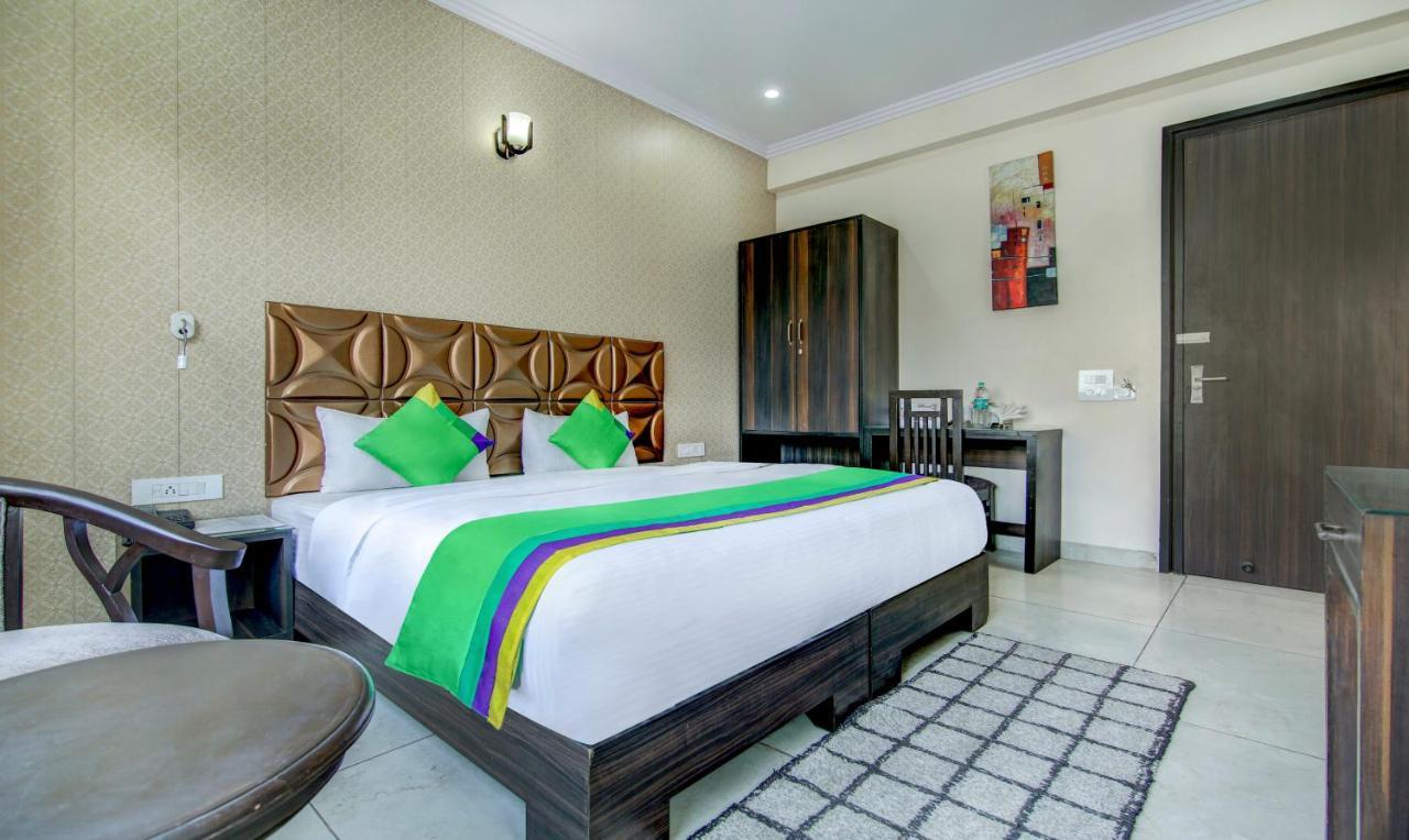 Treebo Trend Blooms Premium Hotel Gurgaon Exterior photo