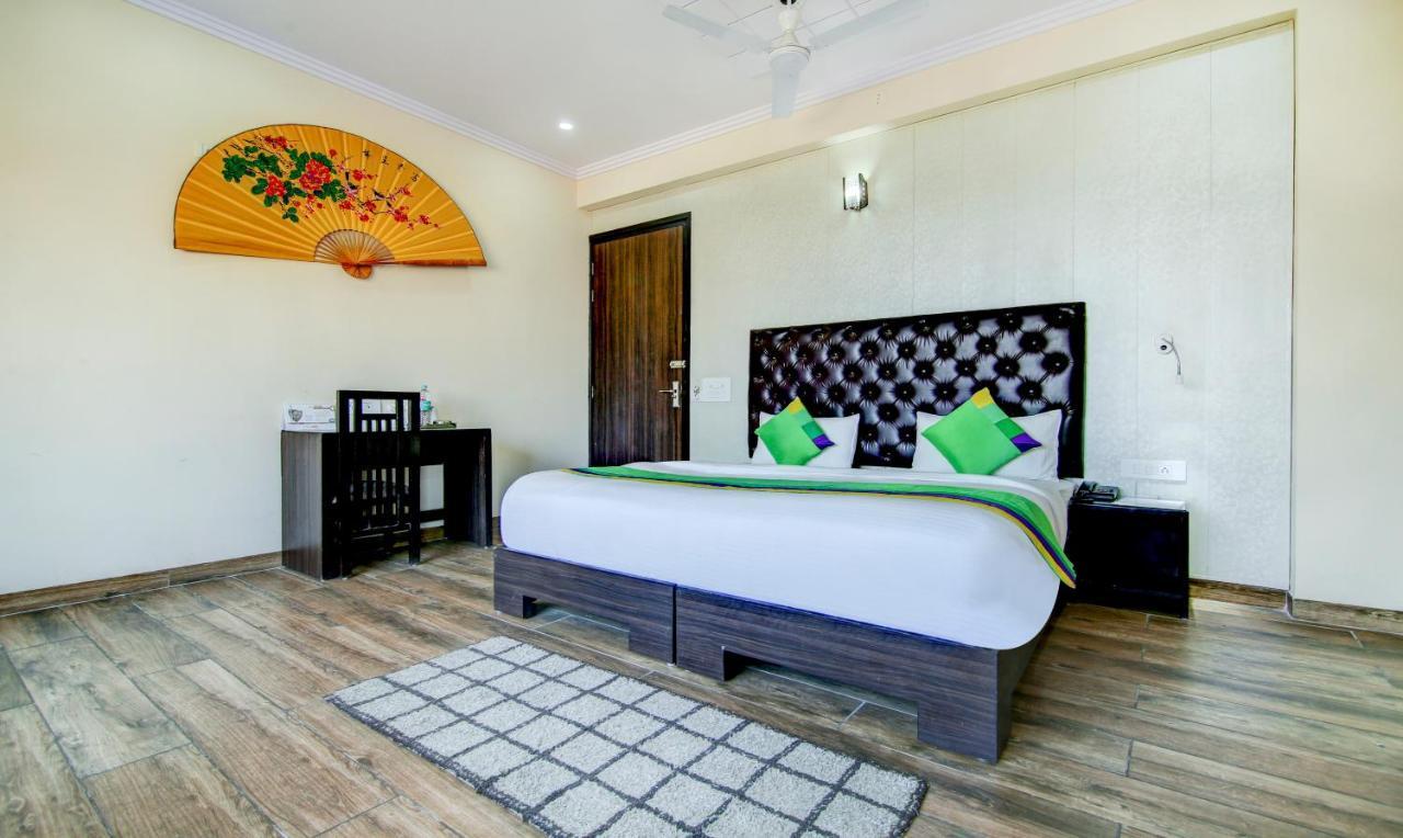 Treebo Trend Blooms Premium Hotel Gurgaon Exterior photo